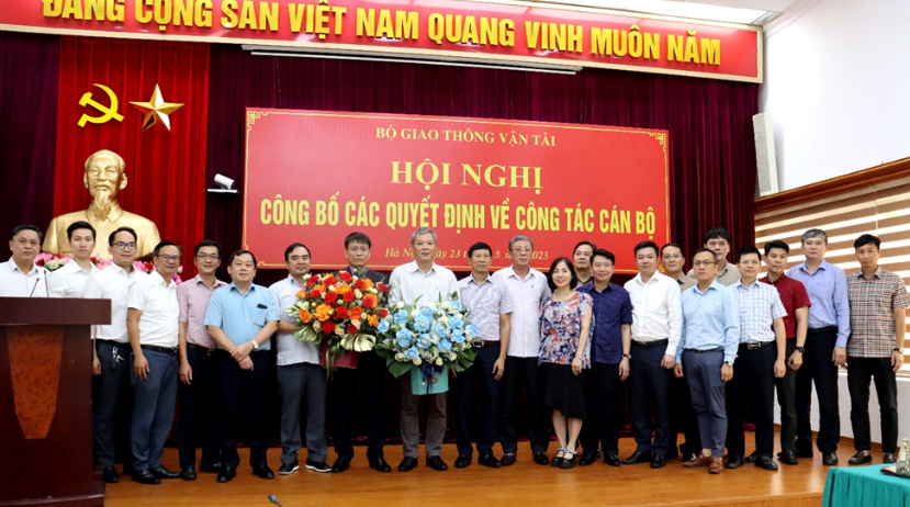Bộ trưởng Bộ Giao thông vận tải Nguyễn Văn Thắng trao Quyết định bổ nhiệm ông Lê Đỗ Mười giữ chức Cục trưởng Cục Hàng hải Việt Nam